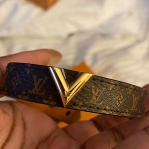 AUTHENTIC LOUIS VUITTON ESSENTIAL V MONOGRAM BRACELET LV